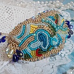 Bracelet Papillon Or Bleu brod&eacute; avec des Cristaux de Swarovski; des gouttes lisses, des facettes, des rocailles et un fermoir en Gold Filled 14 carats